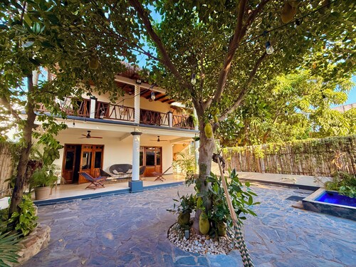 Chic 3-bedroom villa with AC and WiFi in welcoming Puerto Escondido