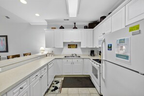 Kylskåp, mikrovågsugn, ugn och spishäll