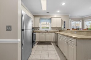 Réfrigérateur, four à micro-ondes, un four, surface de cuisson