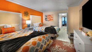 Une chambre d’hôtel avec deux lits, une télévision, un bureau et une vue sur la ville.