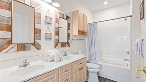 Shower, hair dryer, towels - Golf Villa Serenity | Pool View | Blocks to the Beach | Magnolia Pointe Luster Leaf 4833-202 (Myrtle Beach)