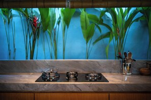 Refrigerador, microondas, horno, placa de cocina