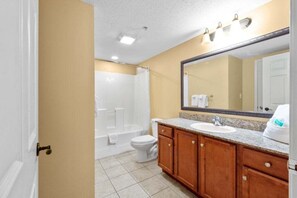 Shower, hair dryer, towels - Anderson Ocean Club 810, Myrtle Beach Vacation Rental w/ Ocean Views (Myrtle Beach)