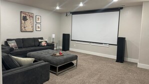 TV connectée, cheminée, lecteur de DVD, livres