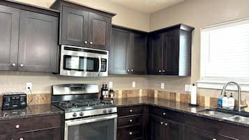 KylskÄp, mikrovÄgsugn, ugn och spishÀll