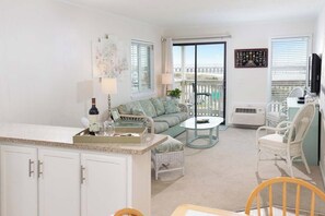 TV - A Place at the Beach IV G328, Sunny Winter Stay in Myrtle Beach by the Sea (Myrtle Beach)