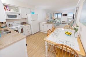 Fridge, microwave, oven, stovetop - A Place at the Beach IV G328, Sunny Winter Stay in Myrtle Beach by the Sea (Myrtle Beach)