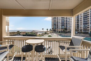 Outdoor dining - A Place at the Beach IV M217, Myrtle Beach Ocean View, Perfect for a Getaway (Myrtle Beach)