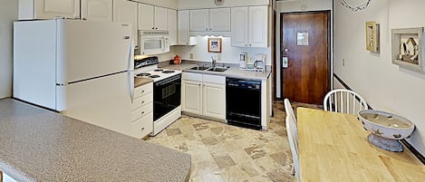 Frigorífico, microondas, horno y placa de cocina