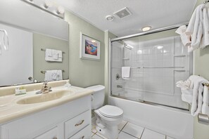 Douche, sèche-cheveux, serviettes fournies