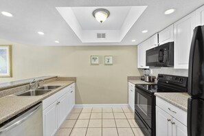 Køleskab, mikrobølgeovn, ovn, kogeplade