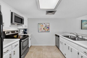 Jääkaappi, mikroaaltouuni, uuni, liesi