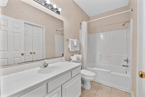 Shower, hair dryer, towels - Fairways 30C - Myrtle Beach Golf & Stay Without the Frills (Myrtle Beach)