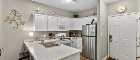 ثلاجة، ميكروويف، فرن، موقد طهي مسطح