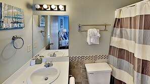 Douche, séchoir à cheveux, serviettes fournies