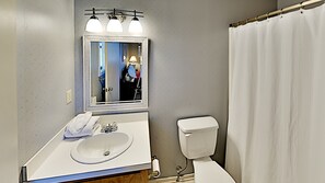 Douche, sèche-cheveux, serviettes fournies