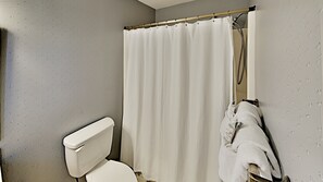 Douche, sĂšche-cheveux, serviettes fournies