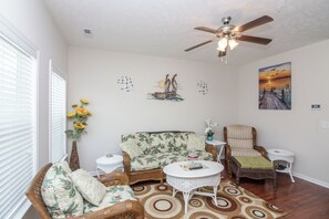 TV, DVD player - Myrtle Beach Cottage | Your Gateway to Sun & Fun | GS1924 (Myrtle Beach)