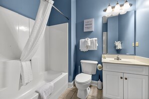Shower, hair dryer, towels - World Tour 116-104 - Myrtle Beach (Myrtle Beach)