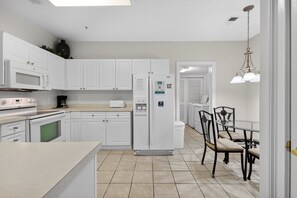 Kylskåp, mikrovågsugn, ugn och spishäll