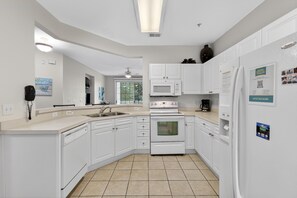 Fridge, microwave, oven, stovetop - Havens 1124 - North Myrtle Beach Golf Course Comfort Awaits (North Myrtle Beach)