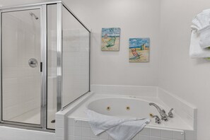 Dusche, Haartrockner, Handtücher