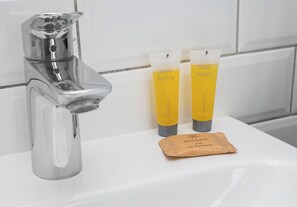 Douche, séchoir à cheveux, serviettes fournies, savon