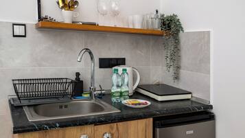 Kühlschrank, Herdplatte, Toaster, Kochgeschirr/Geschirr/Besteck