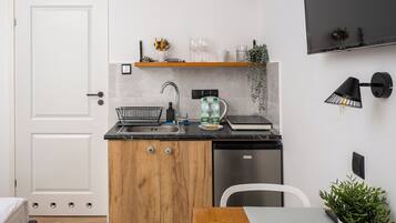 Kühlschrank, Herdplatte, Toaster, Kochgeschirr/Geschirr/Besteck