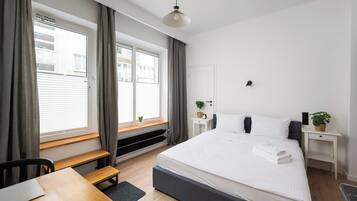 Tabla de planchar con plancha, wifi y ropa de cama