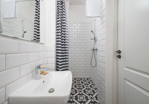 Een douche, een haardroger, handdoeken, zeep