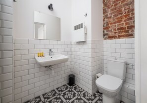 Shower, hair dryer, towels, soap - Hoża 35 City Centre Studio #3 (Warszawa)