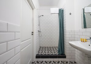 Douche, sèche-cheveux, serviettes fournies, savon