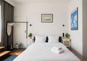 Een strijkplank/strijkijzer, wifi, beddengoed