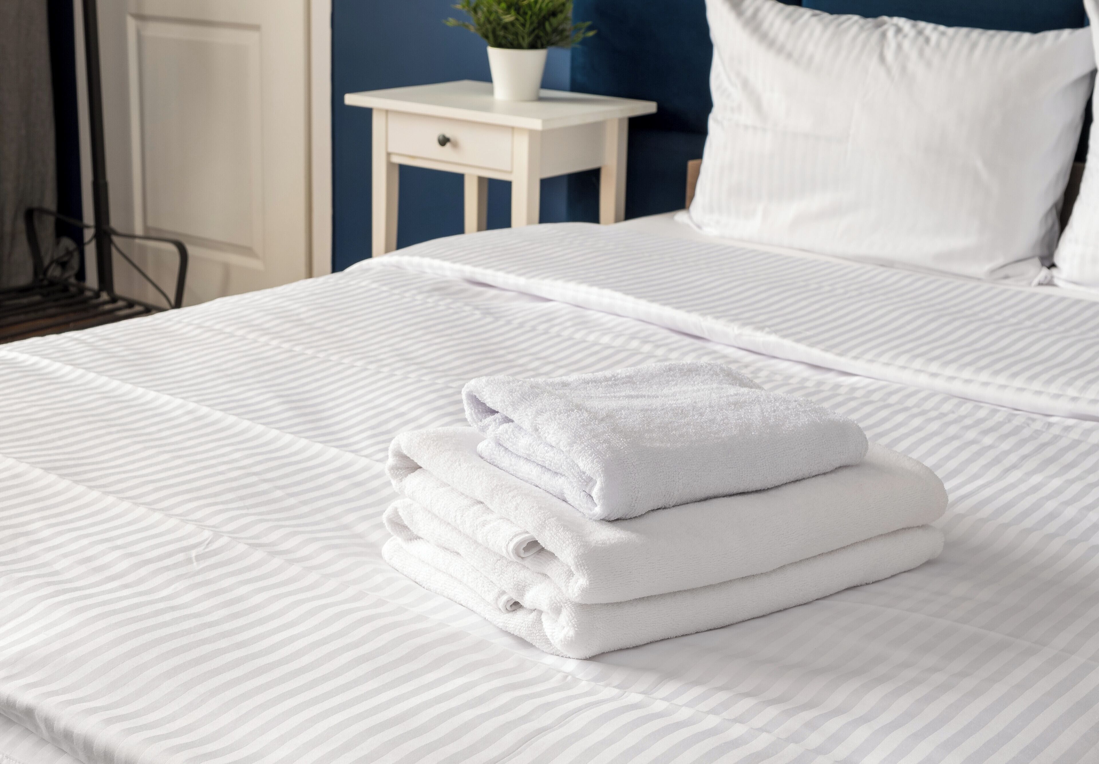 Iron/ironing board, WiFi, bed sheets