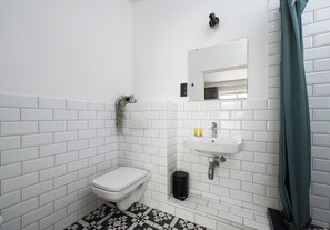 Een douche, een haardroger, handdoeken, zeep