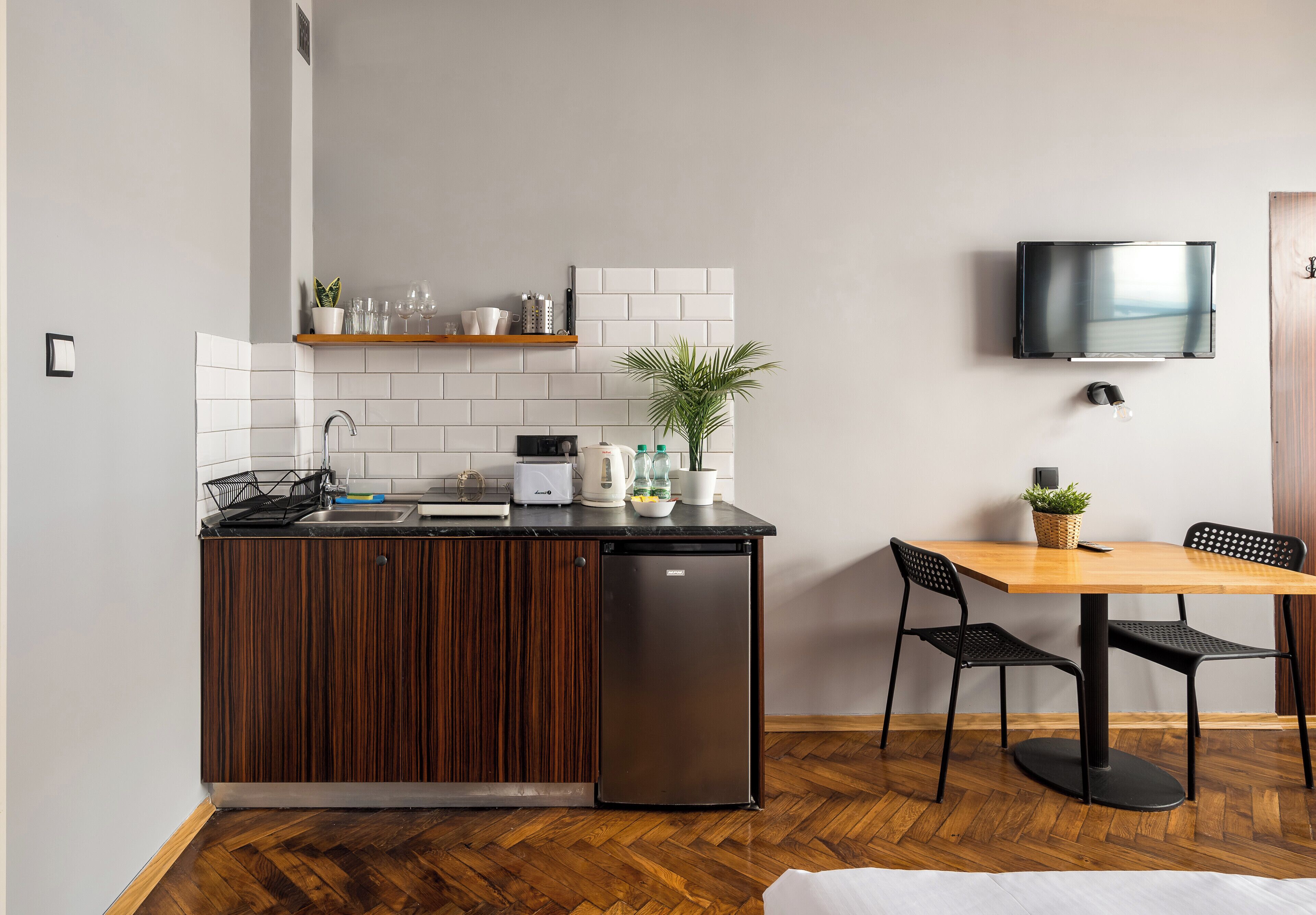 Fridge, stovetop, toaster, cookware/dishes/utensils