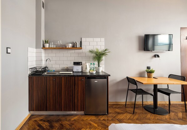 Fridge, stovetop, toaster, cookware/dishes/utensils - Hoża 35 City Centre Studio #4 (Warszawa)