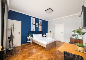 Een strijkplank/strijkijzer, wifi, beddengoed