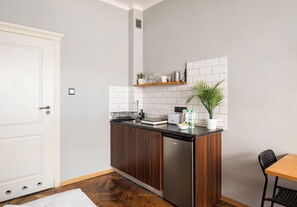 Fridge, stovetop, toaster, cookware/dishes/utensils - Hoża 35 City Centre Studio #4 (Warszawa)