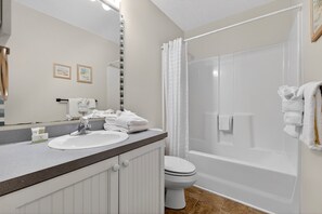 Shower, hair dryer, towels - Ibis 805 - Ibis 805 Myrtle Beach Vacation (Myrtle Beach)