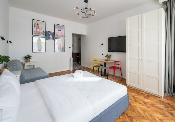 Iron/ironing board, WiFi, bed sheets