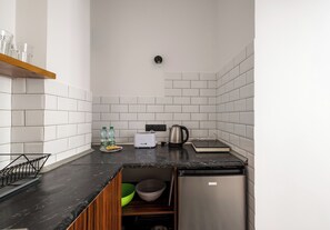 Frigorifero, piano cottura, tostapane, pentole/stoviglie/utensili