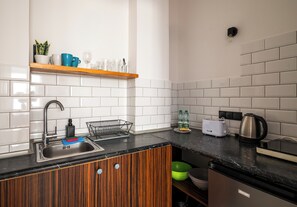 Køleskab, kogeplade, brødrister, køkkentøj/tallerkener/redskaber