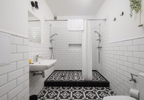 Een douche, een haardroger, handdoeken, zeep