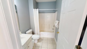 Douche, sèche-cheveux, serviettes fournies