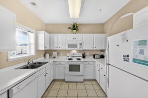 Fridge, microwave, oven, stovetop - Barefoot Golf Haven | Golf, Sun, and Sand | IW1433 (North Myrtle Beach)