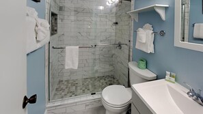 Chuveiro, secador de cabelo, toalhas de banho