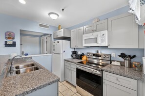 Kjøleskap, mikrobølgeovn, ovn og kokeplater