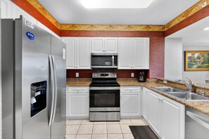 Køleskab, mikrobølgeovn, opvaskemaskine, kaffe-/temaskine